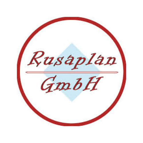 Logo der Rusaplan GmbH: Roter Kreis mit der Aufschrift Rusaplan GmbH auf hellem Hintergrund, blauer Akzent in der Mitte.