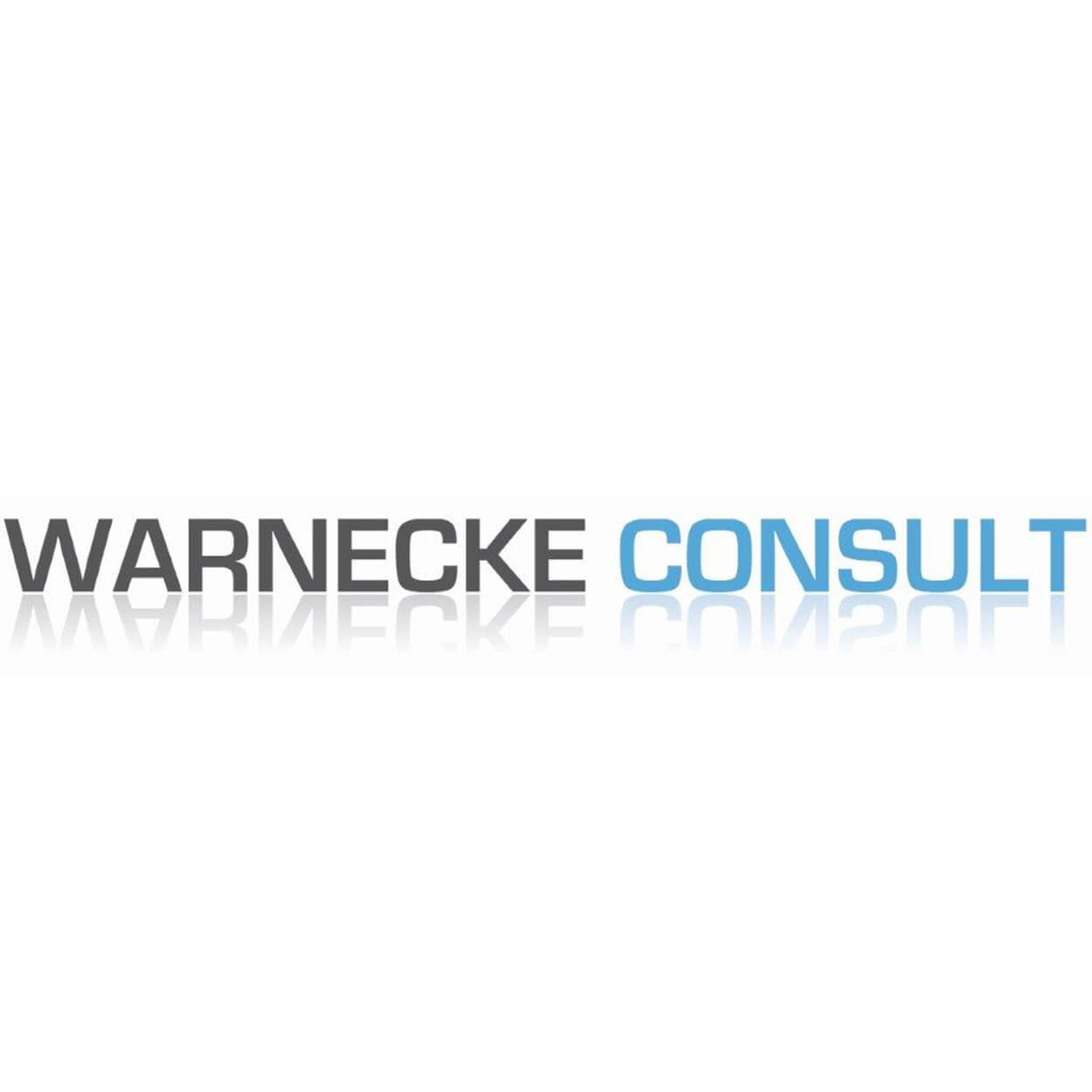 Warnecke Consult Logo mit schwarzem und blauem Schriftzug auf weißem Hintergrund, leicht reflektierend unten.