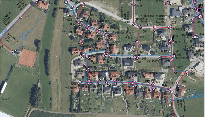 Luftbild mit detaillierter Kartierung von Wohngebieten und Infrastrukturen, inklusive Straßen und Gebäuden.